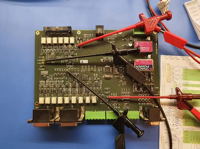 Carte électronique en cours de test